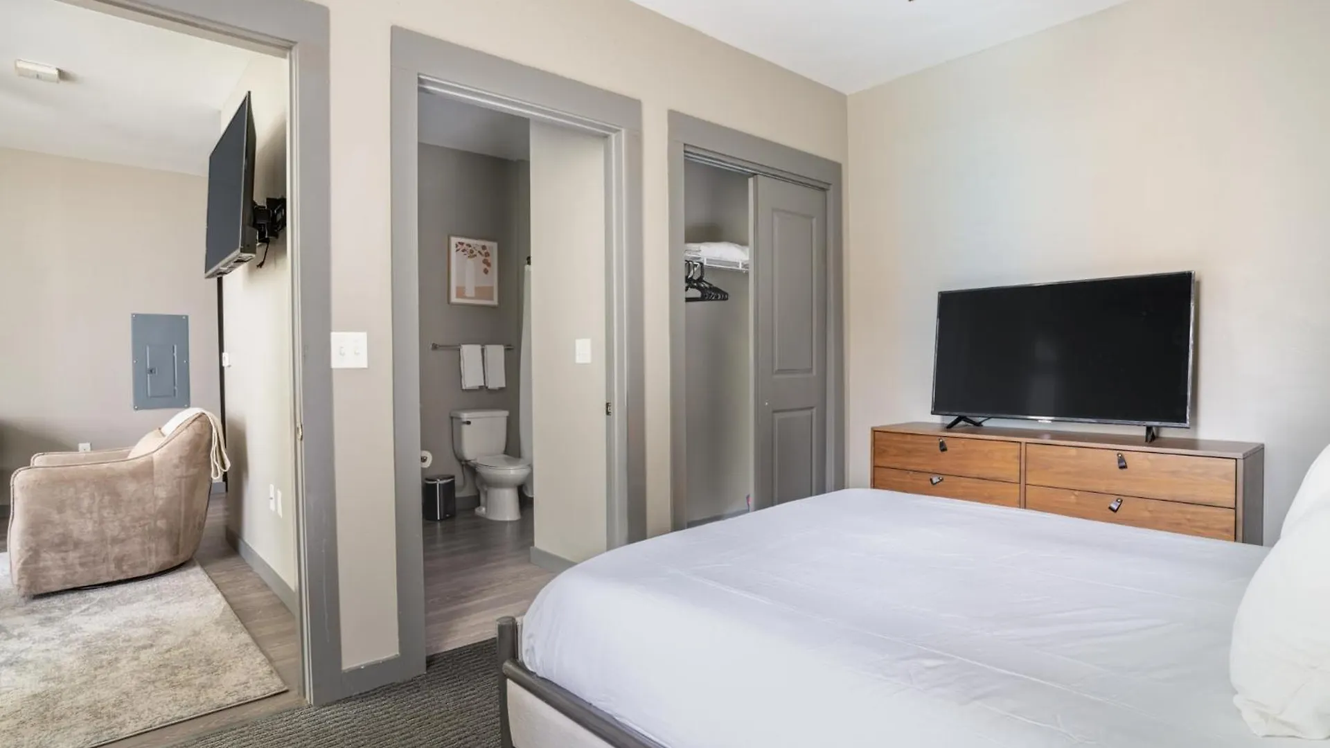 East Memphis University District Apartments By Barsala